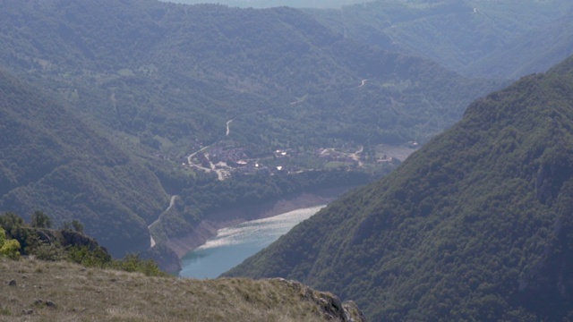 著名的皮瓦河峡谷和其神奇的水库皮瓦湖视频素材