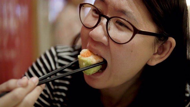 吃香港馄饨或饺子的女人。视频素材