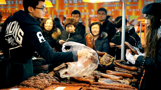 中国西安春节商品市场。视频素材