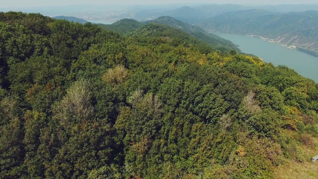 多瑙河弯鸟瞰图在铁门峡谷塞尔维亚股票视频视频素材