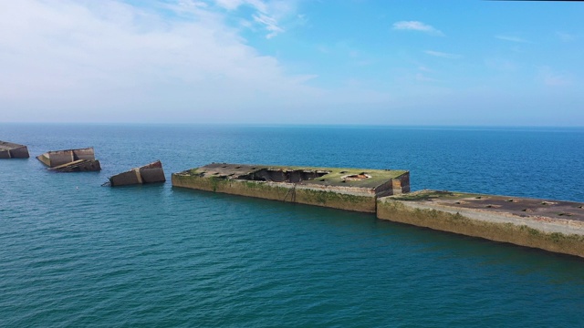 Arromanches-les-Bains人工港的狭窄视野视频素材