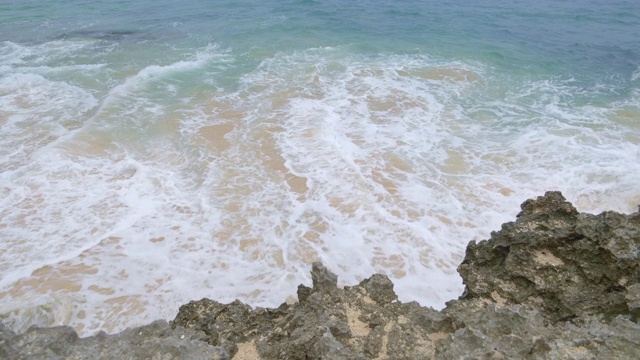 热带岛屿的海滩，岩石上的巨浪视频素材