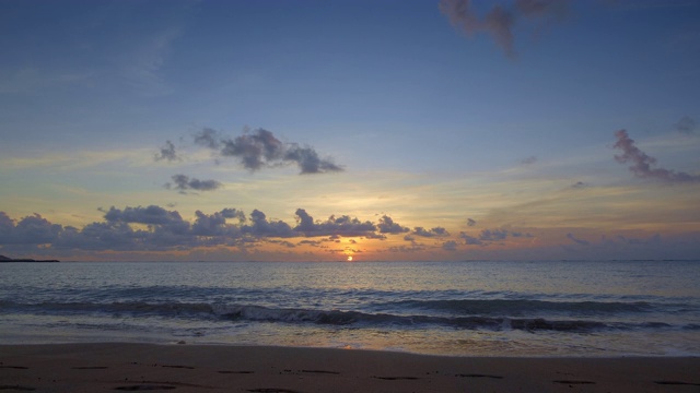 美丽的日落海滩，海浪，蓝天和白云视频素材