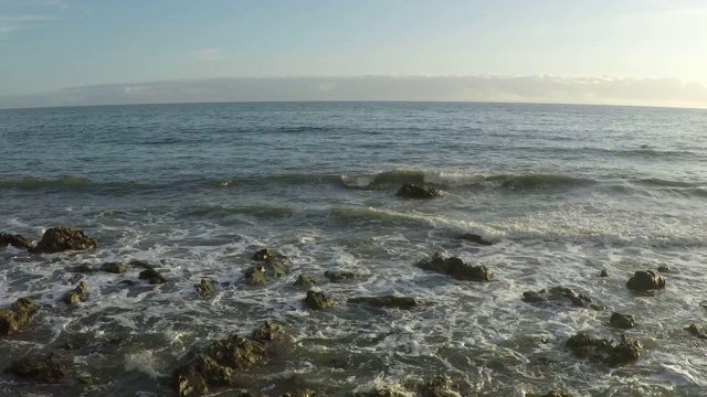 加州马里布海滩的太平洋景色视频素材