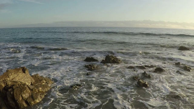 加州马里布海滩的太平洋景色视频素材