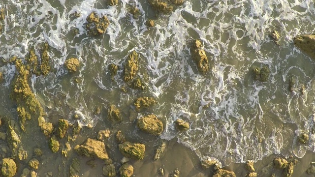 海浪拍打着加州马里布海滩的海岸线视频素材