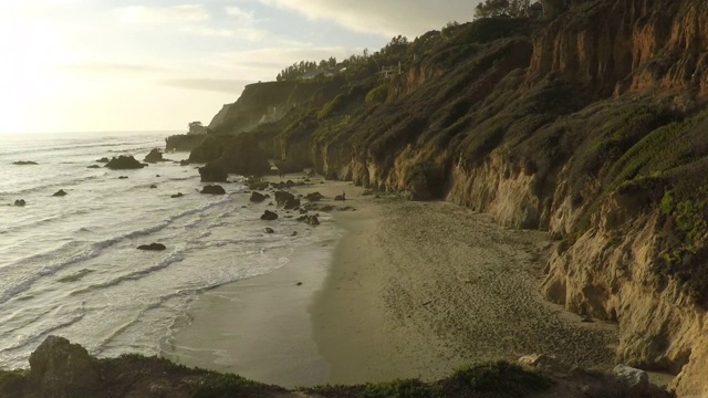 在美丽的日落，海浪溅起马里布海滩的海岸，加利福尼亚视频素材