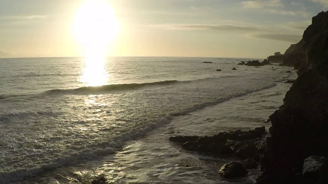 在美丽的日落，海浪溅起马里布海滩的海岸，加利福尼亚视频素材