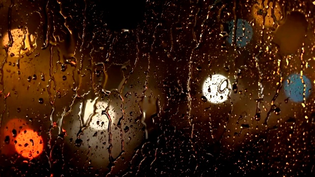 暴雨中的深夜忧郁城市视频素材