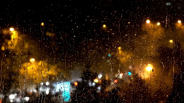 城市灯光和交通在一个雨夜视频素材