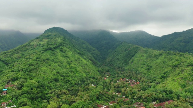 巴厘岛北部山脉的鸟瞰图。视频素材