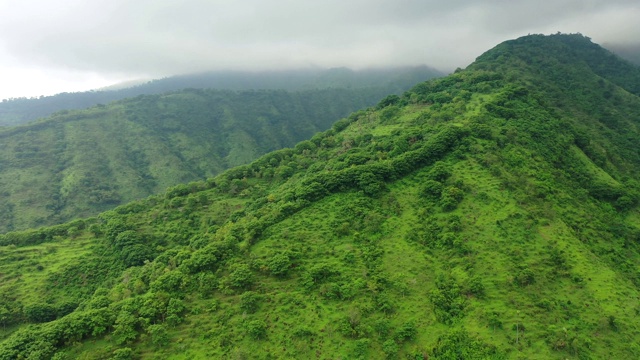 巴厘岛北部山脉的鸟瞰图。视频素材