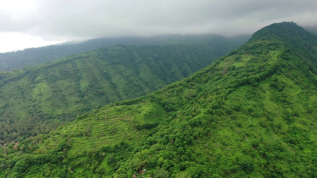 巴厘岛北部山脉的鸟瞰图。视频素材