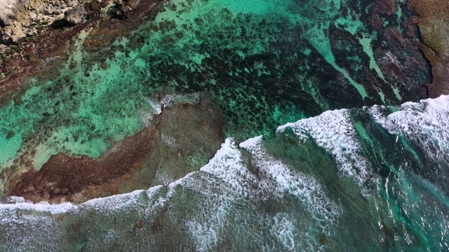 巨大的海浪冲击着珊瑚圈。从以上观点。视频素材