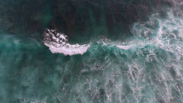 巨大的海浪冲击着珊瑚圈。从以上观点。视频素材