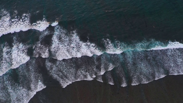 巨大的海浪冲击着珊瑚圈。从以上观点。视频素材