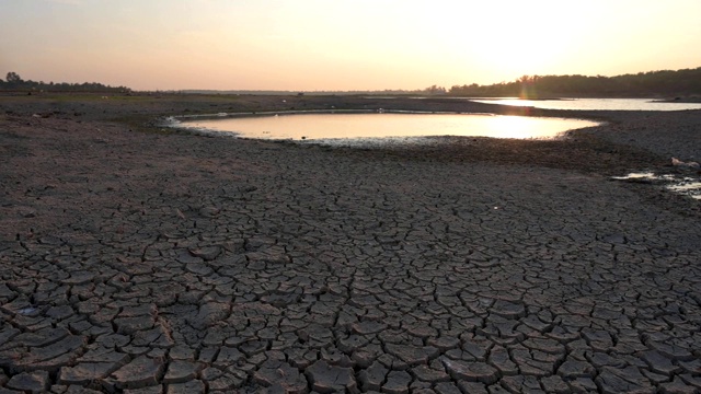 鸟瞰图拍摄。气候变化和干旱土地，水危机和全球变暖视频素材