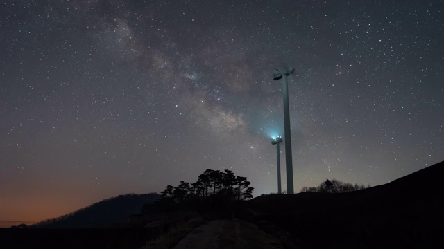 韩国庆尚北道风力发电中心的涡轮机夜空视频素材