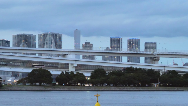 日本东京夜间的空中高速路视频素材