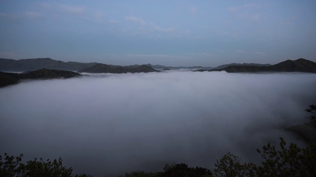 月亮在山峦和云海上落下/全拉岛，韩国视频素材