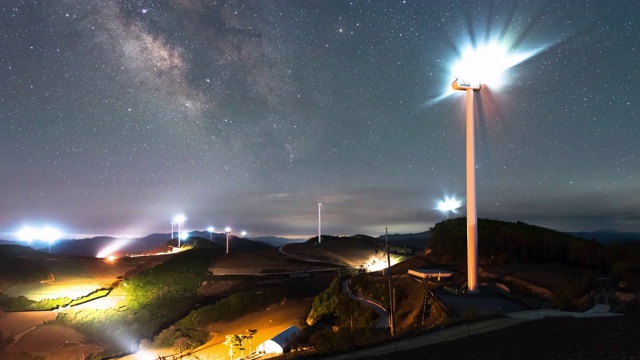 韩国江原道江陵溪安班德吉村的涡轮机夜空视频素材