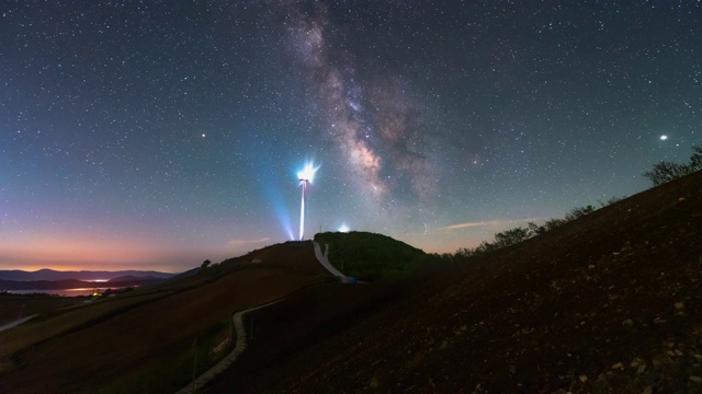 韩国江原道江陵溪安班德吉村的涡轮机夜空视频素材