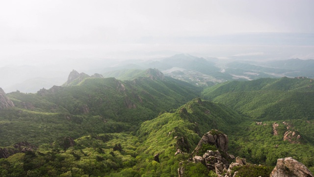 云海飘过武楚山/延根郡，全罗南道，韩国视频素材