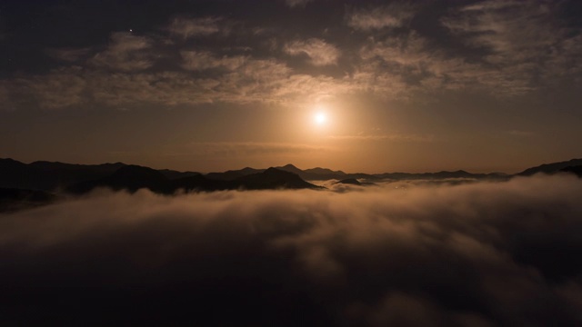 月亮在山峦和云海上落下/全拉岛，韩国视频素材