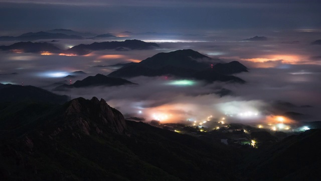 云海在晚上流过Wolchulsan山/ yeongam枪，全罗南道，韩国视频素材