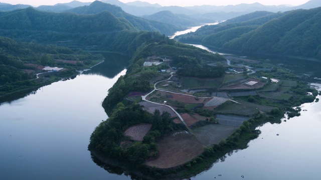 日落到夜晚的云在山上/ imsilgun，全拉岛，韩国视频素材