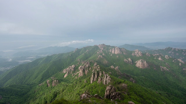 云海飘过武楚山/延根郡，全罗南道，韩国视频素材