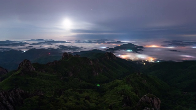 云海在晚上流过Wolchulsan山/ yeongam枪，全罗南道，韩国视频素材