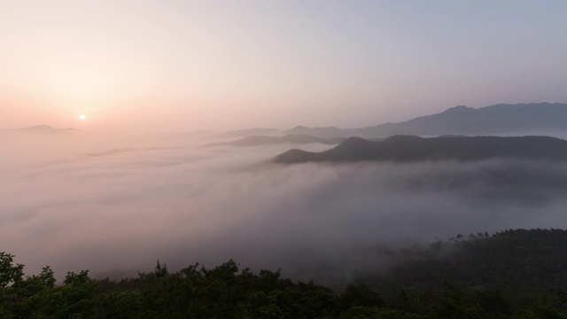 日出时Chaegyesan山上空的云海/全拉岛顺昌枪，韩国视频素材