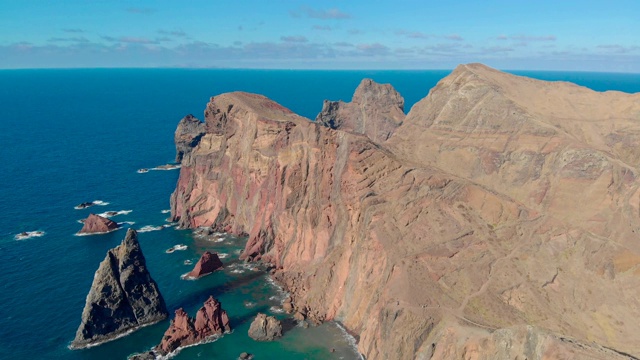 鸟瞰图的野生海滩和悬崖在蓬塔德圣洛伦索，美丽的风景在天堂海岸，马德拉岛，葡萄牙视频下载