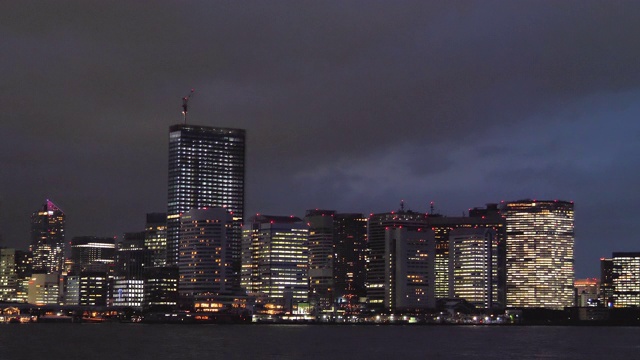 夜间在日本东京看到的高楼大厦视频素材