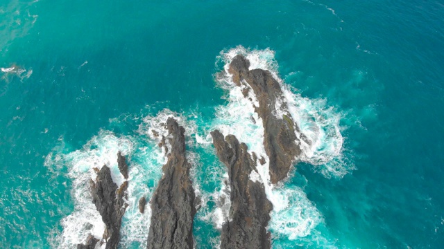 岩石中的天然火山游泳泻湖，休闲的野生游泳池，度假旅游目的地，葡萄牙马德拉岛视频下载