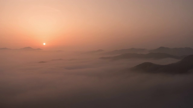 日出时Chaegyesan山上空的云海/全拉岛顺昌枪，韩国视频素材