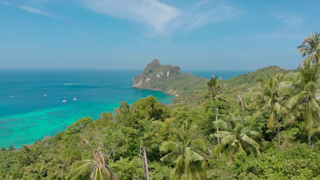 Koh Phi Phi Don -鸟瞰海湾在安达曼海从视点。热带岛屿Phi-Phi Don的天堂海岸。甲米,泰国。旅游度假背景。视频下载