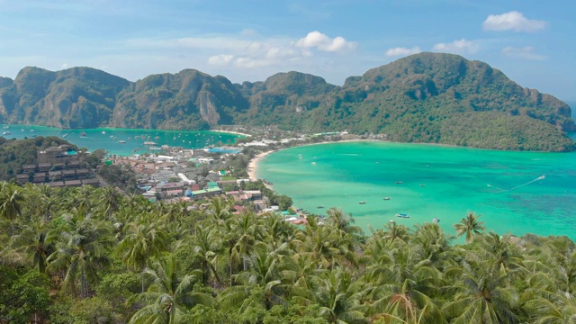 Koh Phi Phi Don -鸟瞰海湾在安达曼海从视点。热带岛屿Phi-Phi Don的天堂海岸。甲米,泰国。旅游度假背景。视频素材