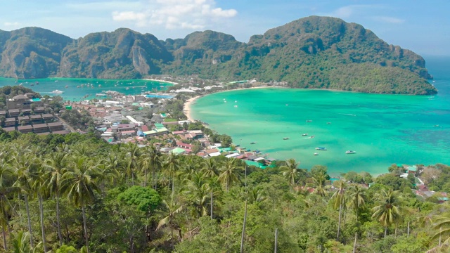 Koh Phi Phi Don -鸟瞰海湾在安达曼海从视点。热带岛屿Phi-Phi Don的天堂海岸。甲米,泰国。旅游度假背景。视频素材