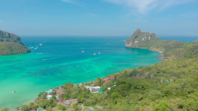 Koh Phi Phi Don -鸟瞰海湾在安达曼海从视点。热带岛屿Phi-Phi Don的天堂海岸。甲米,泰国。旅游度假背景。视频素材