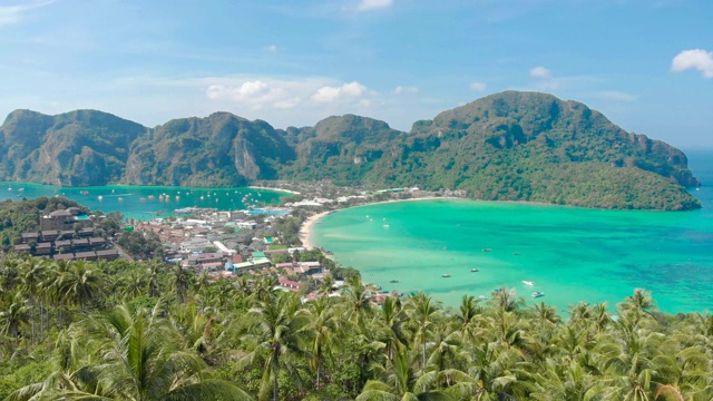 Koh Phi Phi Don -鸟瞰海湾在安达曼海从视点。热带岛屿Phi-Phi Don的天堂海岸。甲米,泰国。旅游度假背景。视频素材