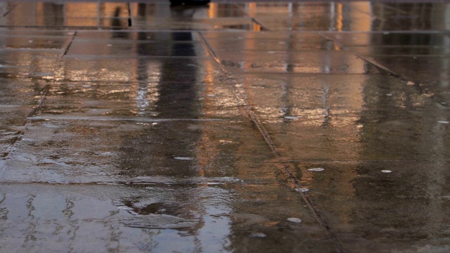 雨中漫步。城市通勤的脚。视频素材