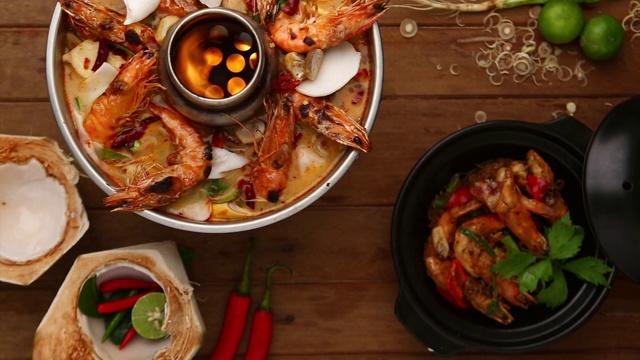 冬阴是很受欢迎的泰国食物。配海鲜，辣椒，蘑菇和香料的酸味汤。配米饭。视频素材