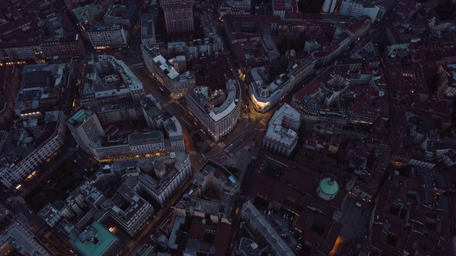 夜间，一架无人机在意大利的十字路口和建筑物上空拍摄视频素材