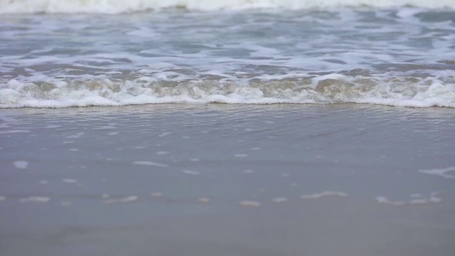 退潮时海上岩石海岸的波浪视频素材