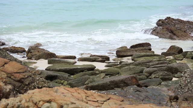 退潮时海上岩石岸边的波浪视频素材