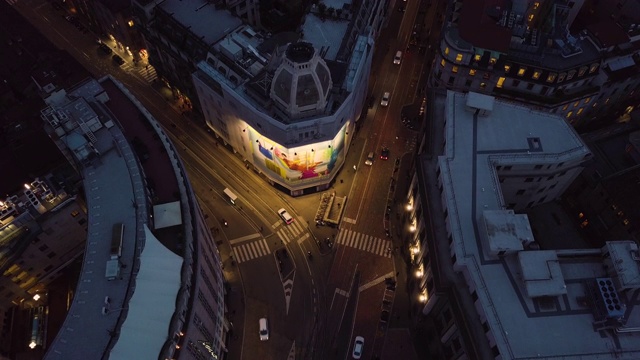 夜间，一架无人机在意大利的十字路口和建筑物上空拍摄视频素材