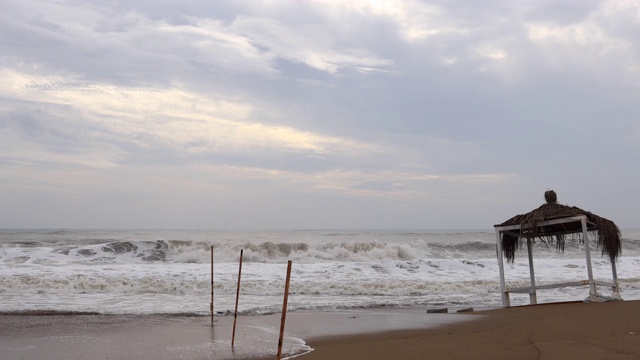 暴风雨天气和海滩视频素材