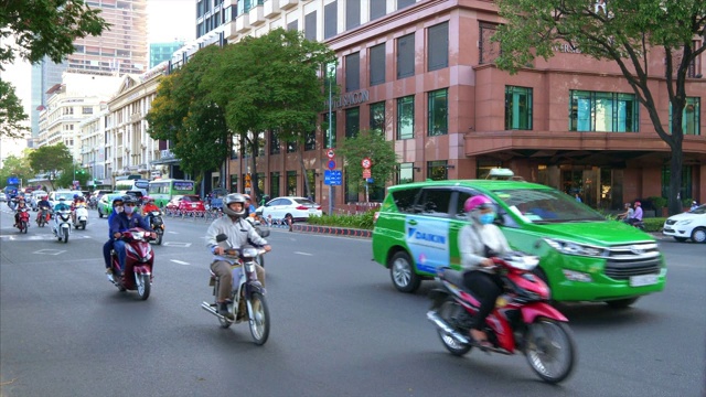 越南胡志明市市区街道上交通拥挤视频下载